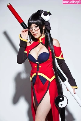 Vampybitme - More photos showing off my size  the foot prints in the sand were my