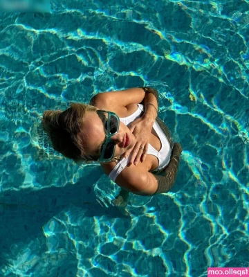 Lourene Gollatz [ lourene-gollatz ] - Shake your tits. It's Friday! 🍒