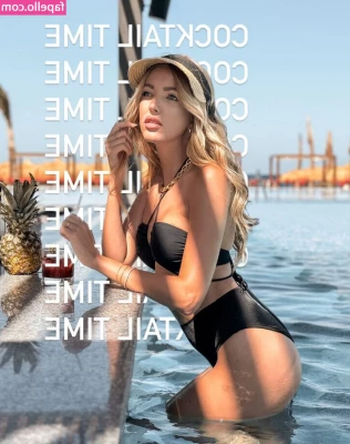 Lourene Gollatz [ lourene-gollatz ] - Do tits make you smile