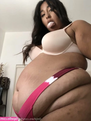 feederandfeedee - Happy hump day babes  Would you like to be behind me