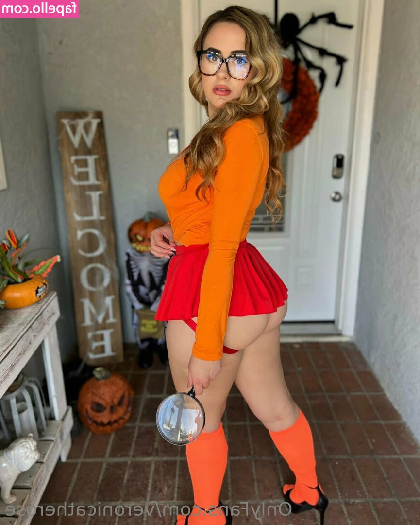 veronicatherose - There I was, trying to be super sexy, and @geraldinem decides to be a