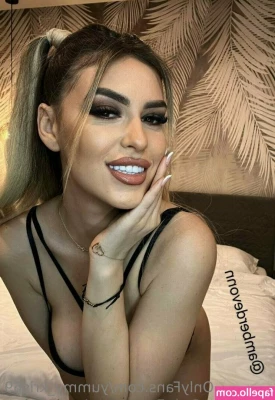 yummy_kris69 [ yummy-kris69 ] - bent over and mooving the booty all over the place
