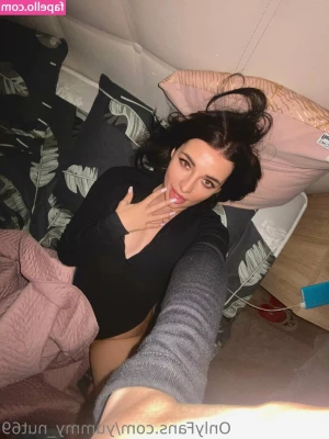 yummy_kris69 [ yummy-kris69 ] - Did some shots of the legs and feet   LOTS of fishnet coming