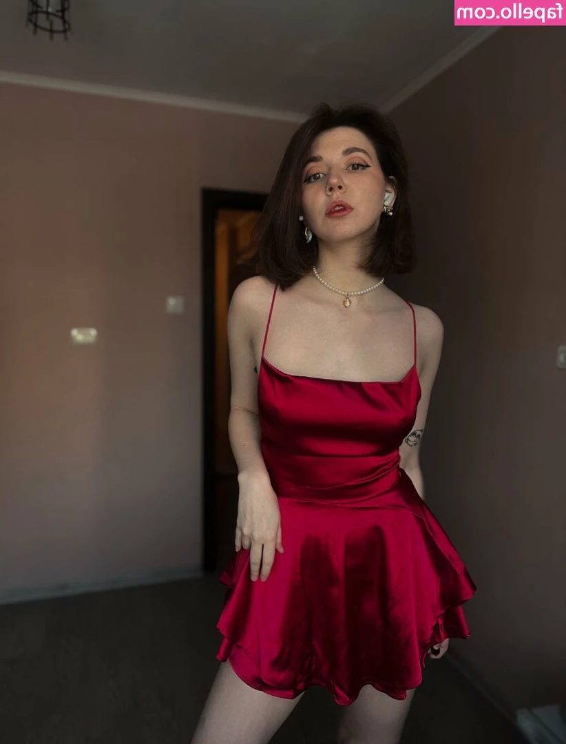 lunese_me [ lunese-me ] - I deserve to go on more vacations and I want them to be sub funded
