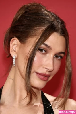 Hailey Baldwin Bieber [ hailey-baldwin-bieber ] - Gonna do my best to answer all customs today send “🍄” so I can