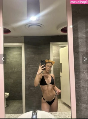 Lauren Gibson [ lauren-gibson ] - In this photo I am at the mall, continuing my enjoyable shopping and