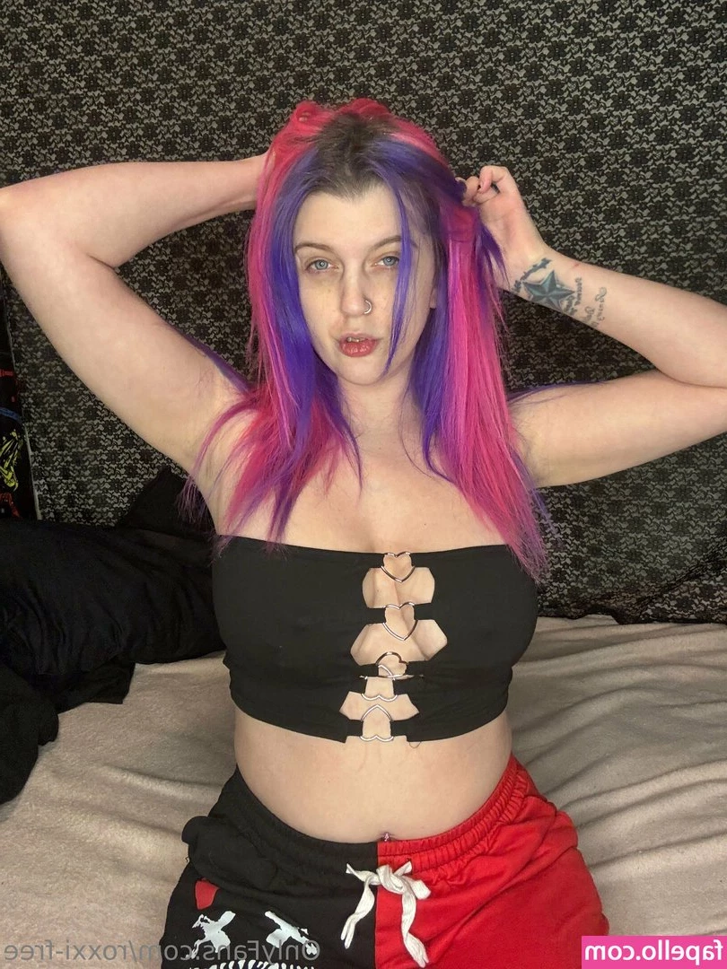 roxxi-free - Your bitch..