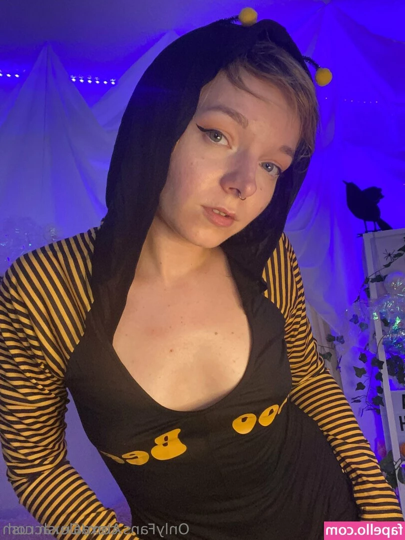 alexacrush - i need to play with someone! please dm me🥵
