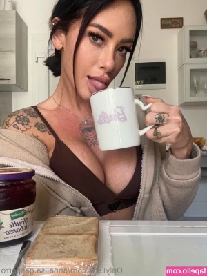 annalisa.gasparro [ annalisa-gasparro ] - Woke up so horny this morning I just had to use my rabbit