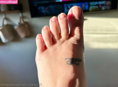 jemsbigfeet [ jemsbigfeet-1 ] - Is your cock hard enough for me to sit on it?😈💦