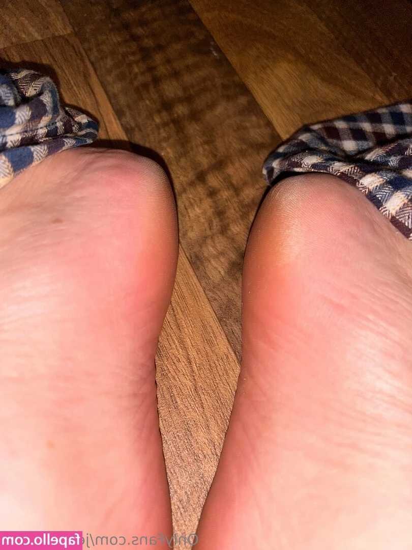 jemsbigfeet [ jemsbigfeet-1 ] - A day left on the poll but it looks like squirt won. You guys have a