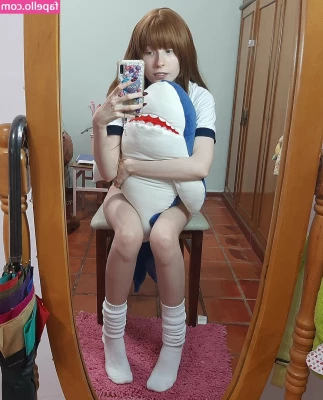 Kiki Glitter Cosplay [ kiki-glitter-cosplay-1 ] - Unlock this post to see me laying on my bed wearing a cropped white