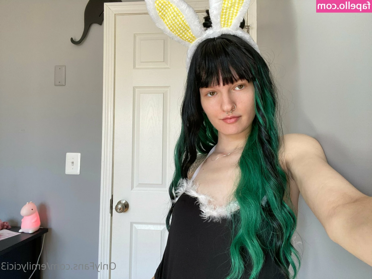 emilycici3 - Je t ai laissé un cadeau dans tes DM  regarde-le et jouis dessus