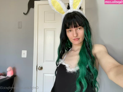 emilycici3 - Je t ai laissé un cadeau dans tes DM  regarde-le et jouis dessus