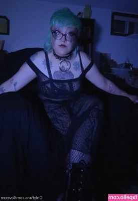  [ lovexee ] - FREE SUB  miss_alexaaa loves to play with her pussy on camera and