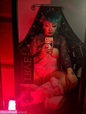  [ lovexee ] - I m a slut in your bed