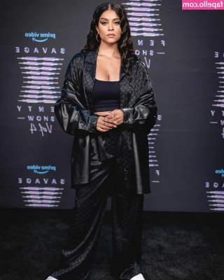 Lilly Singh [ lilly-singh ] - Good morning! Have a lovely weekend 💋