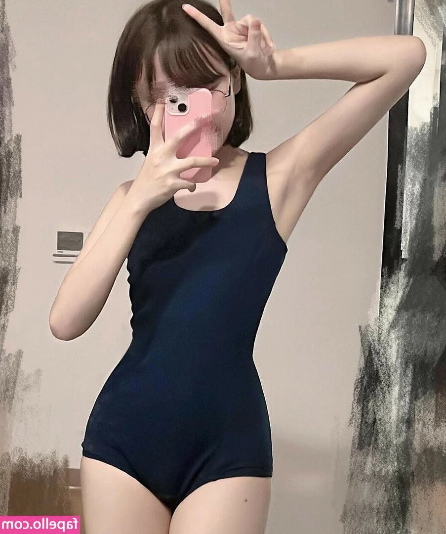 Mochimochi_nn [ mochimochi-nn ] - If you lean back just right ur abs begin to show