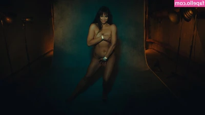 Anna Queen [ anna-queen ] - Do yall be waiting for me to undress