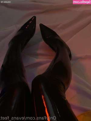 Lis Evans [ lis-evans ] - Good Morning!  Ready for your Sunday flip flops JOI with sexy