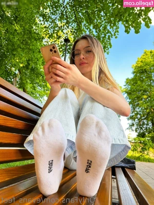 Lis Evans [ lis-evans ] - Welcome to our Feet page