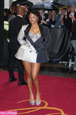 Halle Bailey [ halle-bailey-3 ] - Just waiting on you