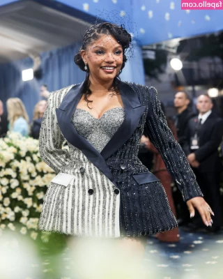 Halle Bailey [ halle-bailey-3 ] - You come to suck our boobies and we suck your cock 😜