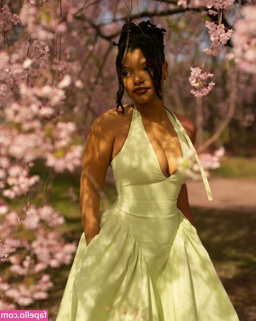 Halle Bailey [ halle-bailey-3 ] - Swipe to see how much I can sit on