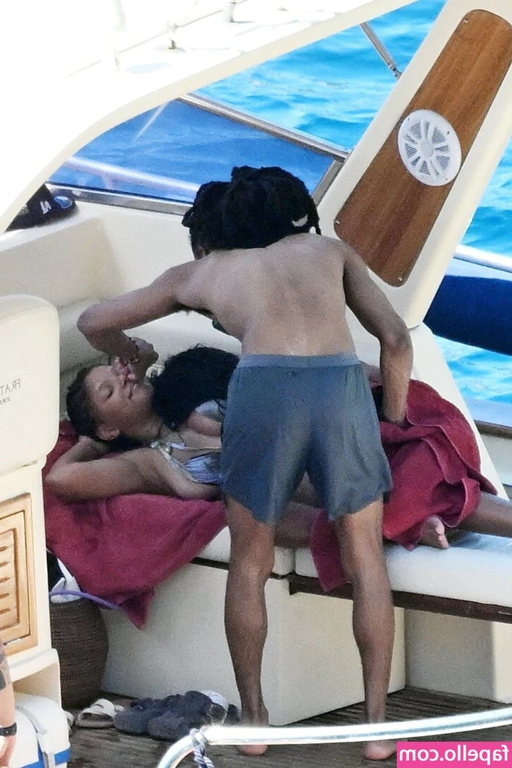 Halle Bailey [ halle-bailey-3 ] - Sorry for not replying to your messages. I feel very lost. Tomorrow I