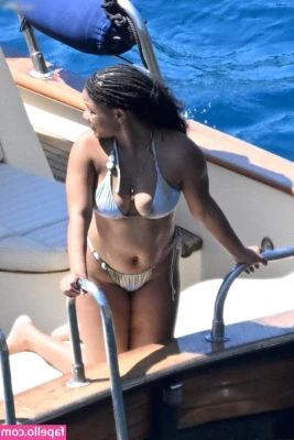 Halle Bailey [ halle-bailey-3 ] - 🐰Collect those Easter Eggs🐣 CALLING ALL MY NAUGHTY FANS!! Join