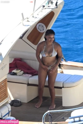 Halle Bailey [ halle-bailey-3 ] - Hi hello I'm not dead!  Starting tomorrow Monday and friday posting