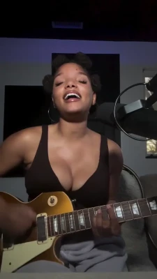 Halle Bailey [ halle-bailey-3 ] - 🇫🇷 Voici un extrait d'une scène personalisée sur commande ,