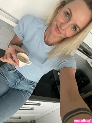 helen.de [ helen-de ] - It s seriously underestimated how horny I can get with working from