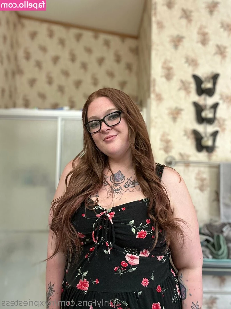 nyxpriestess - sockplay always turns me on🤯