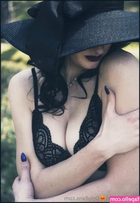 lorienveil-onlyfans - 👅👅👅 don’t miss this set 🔥🔥🔥🔥🥵 20$ pics and