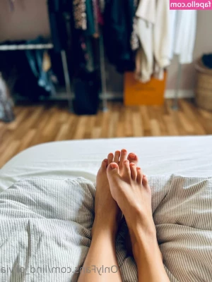lind_olivia [ lind-olivia ] - It s a Jeans and barefeet kind of day