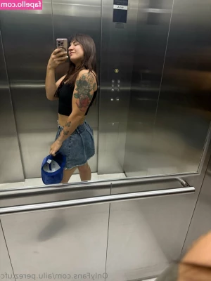 ailu.perez.ufc [ ailu-perez-ufc ] - And lots of feet