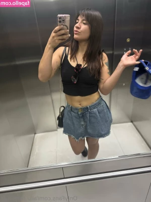 ailu.perez.ufc [ ailu-perez-ufc ] - I don't know what I'm doing in this alley, but at least I look good