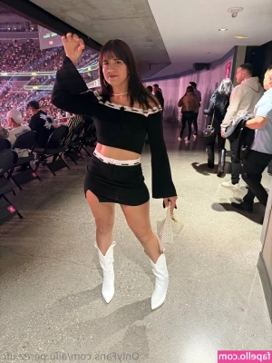 ailu.perez.ufc [ ailu-perez-ufc ] - In “the pose” with my toes, waiting for your nose 👃🦶