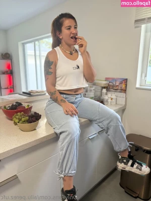 ailu.perez.ufc [ ailu-perez-ufc ] - Some thigh shaking fun