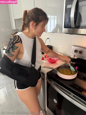 ailu.perez.ufc [ ailu-perez-ufc ] - Do I have too many curves?