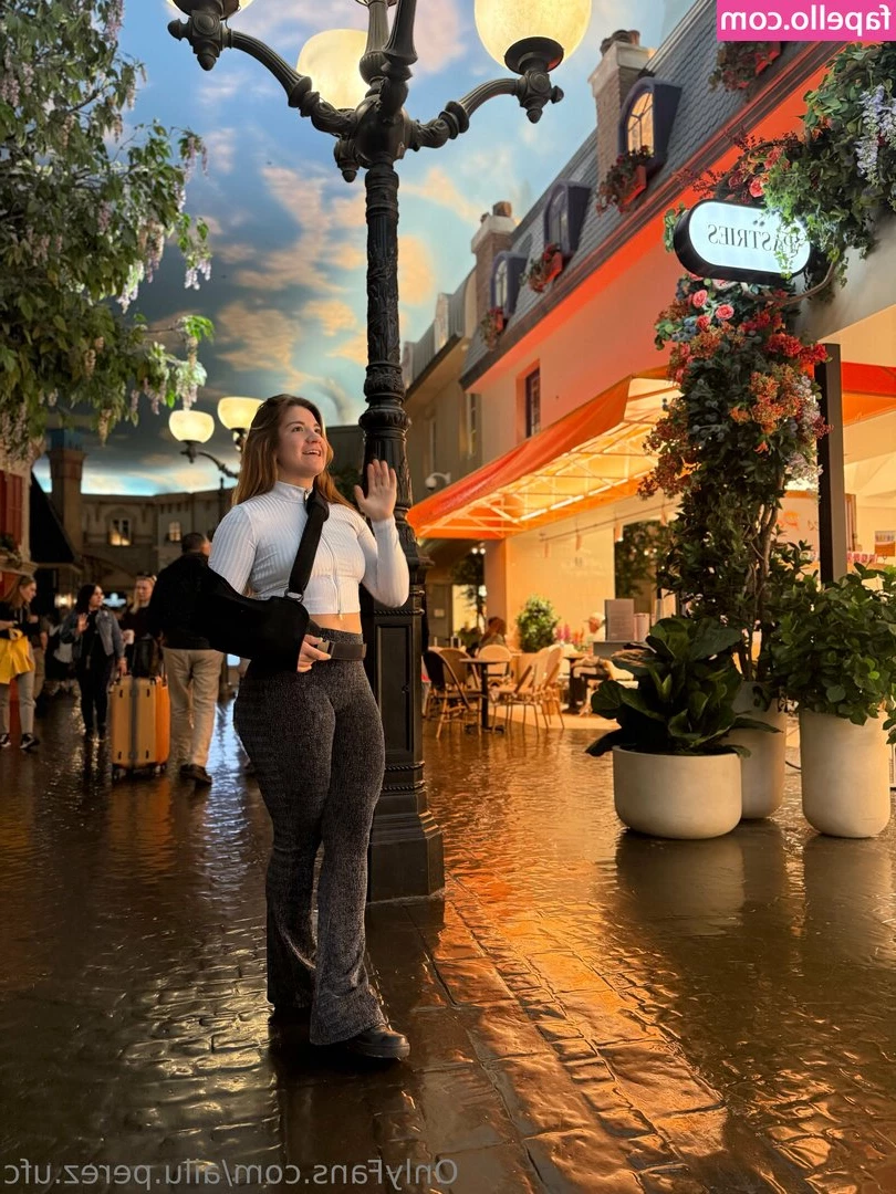 ailu.perez.ufc [ ailu-perez-ufc ] - My fat juicy ass