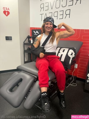 ailu.perez.ufc [ ailu-perez-ufc ] - Imagina eu sentando gostoso no seu pau agora