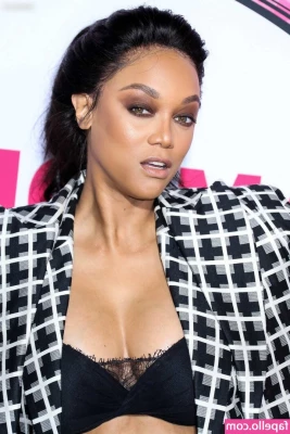 Tyra Banks [ tyra-banks ] - Catching your attention  one seductive look at a time