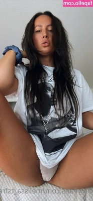  [ melissa-tsfree ] - up for a little playtime? 😈