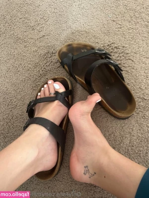 millieslittletoes - Is there a better place to sit