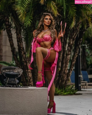 Danni Ellexo [ danni-ellexo ] - Pussy is all nice and shaved just in time for Christmas 😉