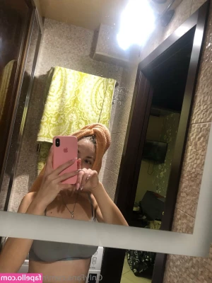 marina_kitti [ marina-kitti ] - Sneaky Tiny  I couldn't resist my stinky feet any longer, they turned