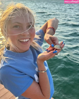 Jordyn Jones [ jordyn-jones-18 ] - Just having a very good moment  want to join