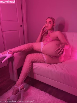 blakeblossomxxx - Y all ever sucked toes during sex  Don t lie